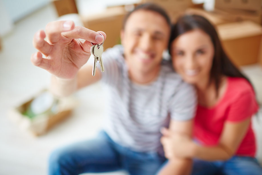 Happy couple with their keys once the property inventory is complete